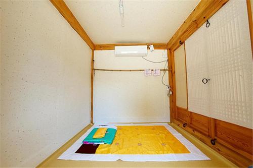 慶州市にあるDobong Seodangのシャワー付きの小さな客室です。