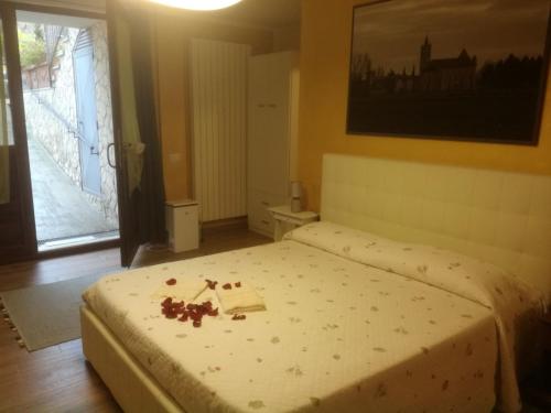 アッシジにあるLa stella di evaのベッドルーム1室(花の飾られたベッド1台付)