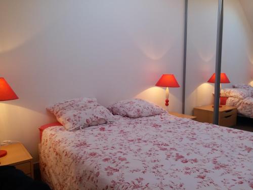 シャントピにあるAppartements T2 Proche de Rennesのベッドルーム1室(ベッド1台、テーブルにランプ2つ付)