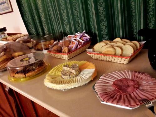 a table topped with baskets of different types of pastries at Hotel Traghetto in Civitavecchia