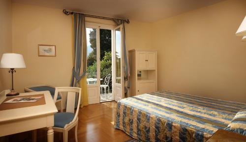 Una cama o camas en una habitación de Villa Sofia Hotel
