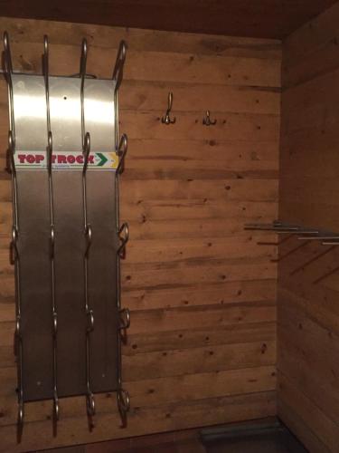 Habitación con pared de madera y papel higiénico en Das Enzian, en Aschau