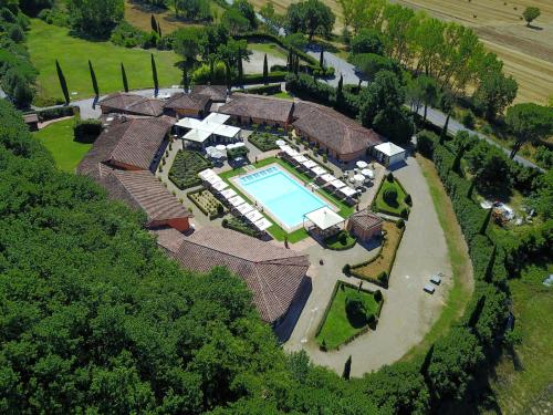 an overhead view of a house with a swimming pool at Il Piccolo Castello in Monteriggioni