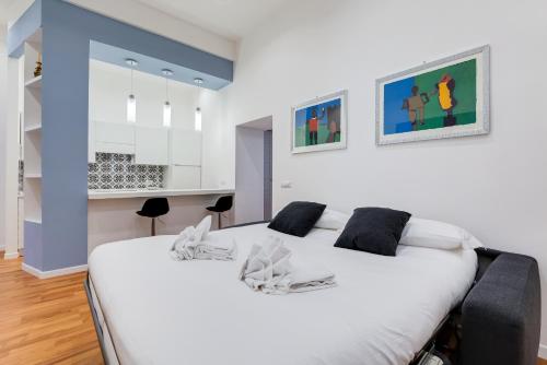 ローマにあるValadier Apartmentのベッドルーム1室(白い大型ベッド1台付)