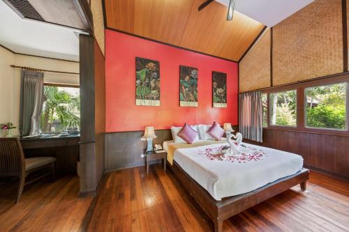 Кровать или кровати в номере Pinnacle Samui Resort SHA Plus