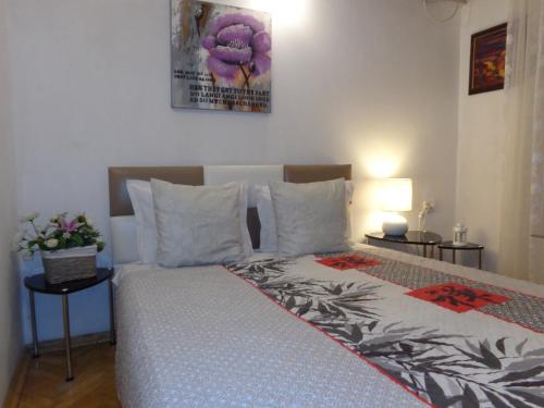 Tempat tidur dalam kamar di Zoya Apartment