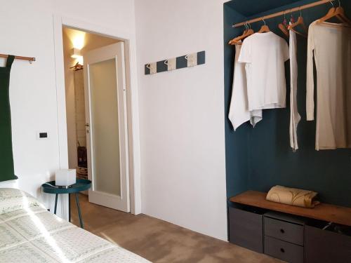 een slaapkamer met een bed en een blauwe muur bij casa zazalica in Binasco