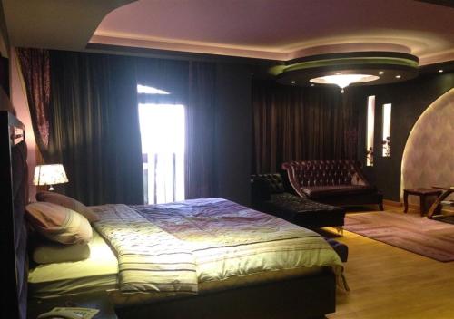 En eller flere senge i et værelse på Al Manar Villa Families Only