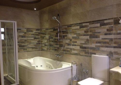 Et badeværelse på Al Manar Villa Families Only