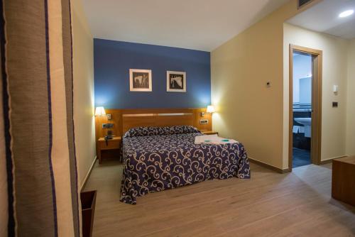 Llit o llits en una habitació de Hostal LLanos Extremadura