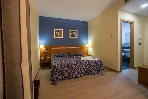 Ένα ή περισσότερα κρεβάτια σε δωμάτιο στο Hostal LLanos