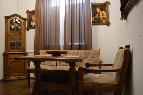 uma sala de jantar com uma mesa e uma cadeira em Апартаменты центр Головная em Chernivtsi