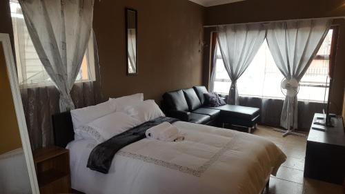 En eller flere senge i et værelse på Let Us accomodation