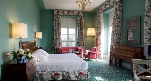 a green bedroom with a bed and a window at Hotel Palacio Urgoiti in Mungia