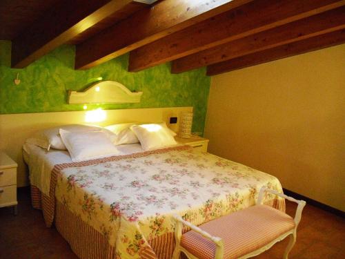 a bedroom with a bed in a room with green walls at Girelli Sorelle in Bussolengo