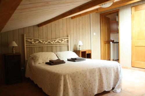 um quarto com uma cama com duas toalhas em Le Patio em Parentignat