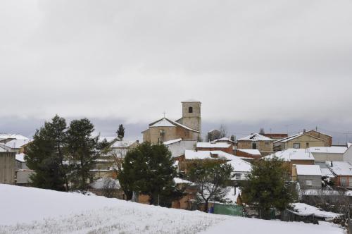 una ciudad cubierta de nieve en una colina en Los Nidos de Rebollosa, en Rebollosa de Hita