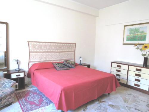 パレルモにあるAppartamento Libertàのベッドルーム1室(赤いベッド1台、ドレッサー付)