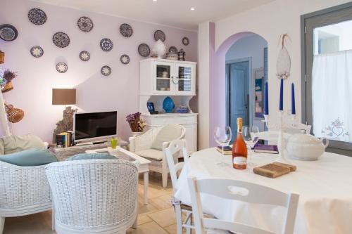 a living room with a white table and chairs at Le Terrazze in Otranto