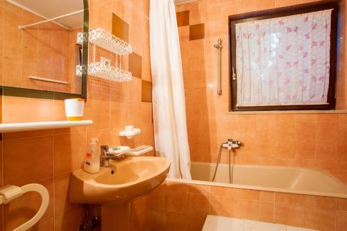 y baño con lavabo y bañera. en Apartments Adrijana 736, en Štinjan