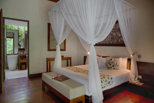 Postel nebo postele na pokoji v ubytování Santun Luxury Private Villas