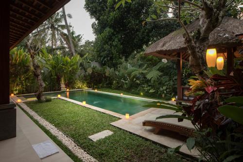 Bazén v ubytování Santun Luxury Private Villas nebo v jeho okolí