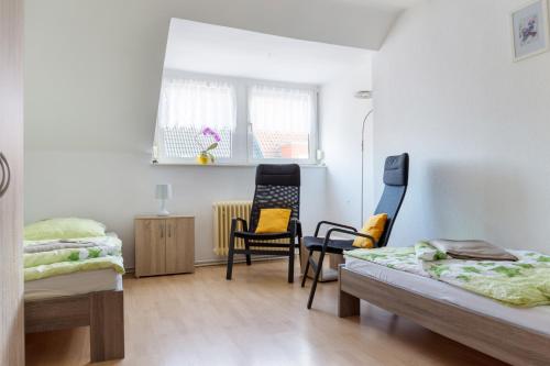 um quarto com duas camas e duas cadeiras em Apartment Breite Str. 83 em Witten