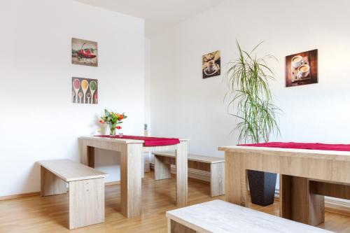 uma sala com mesas, bancos e pinturas na parede em Apartment Breite Str. 83 em Witten