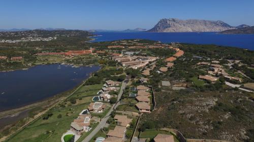 Pohľad z vtáčej perspektívy na ubytovanie Residence Porto Coda Cavallo