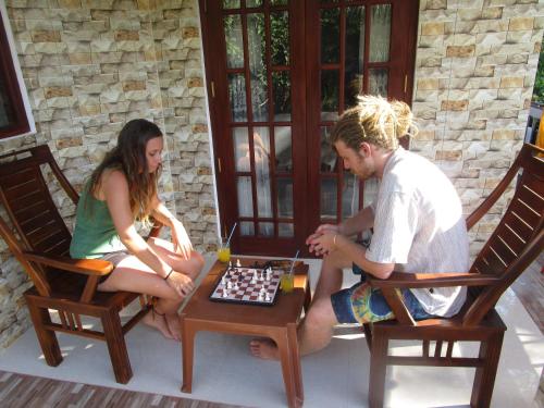 Un uomo e una donna che giocano a scacchi di Maneesha Guest House a Weligama