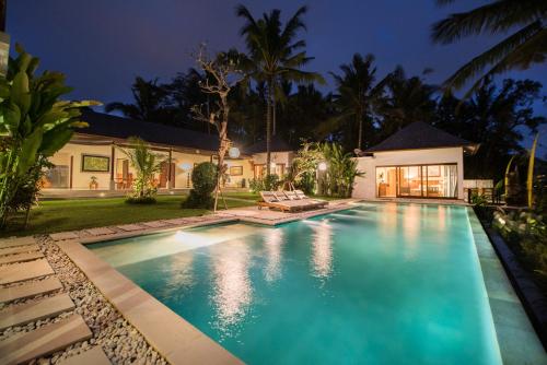 Bazén v ubytování Santun Luxury Private Villas nebo v jeho okolí