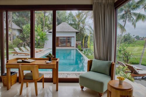 Bazén v ubytování Santun Luxury Private Villas nebo v jeho okolí
