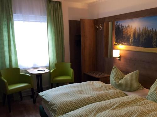 Tempat tidur dalam kamar di Hotel Peiler Garni