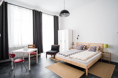 1 dormitorio con 1 cama, mesa y sillas en HOSTEL "likeHOME", en Przemyśl