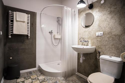 ein Bad mit einem Waschbecken, einem WC und einer Dusche in der Unterkunft HOSTEL "likeHOME" in Przemyśl