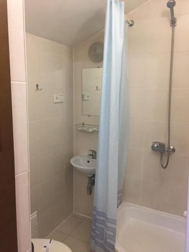 Koupelna v ubytování Atlant Hotel