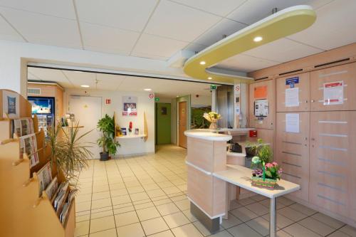 a lobby of a hospital with a waiting room at Hotel Ibis Budget Cosne Sur Loire in Cosne Cours sur Loire