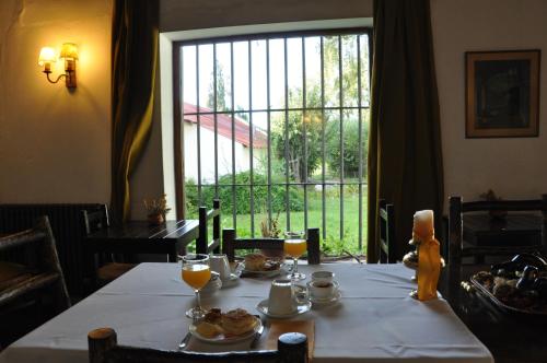 een tafel met een wit tafelkleed en een raam bij Estancia Las Tacanas in Tafí del Valle