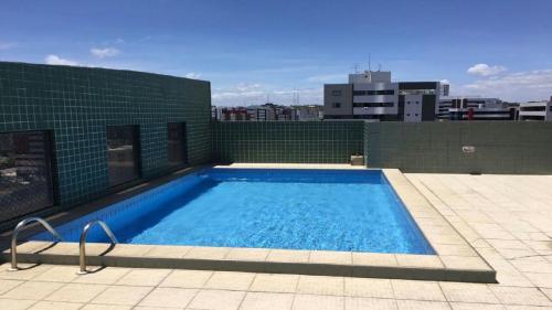 uma piscina no telhado de um edifício em Apartamento Jatiuca em Maceió