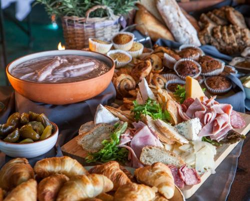 Đồ ăn tại/gần lều trại sang trọng