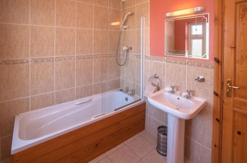 Ванна кімната в Cottage 259 - Renvyle