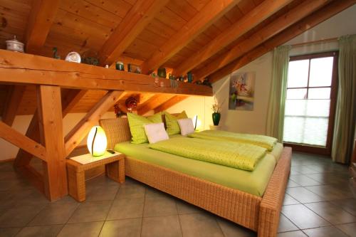 ein Schlafzimmer mit einem Bett in einem Zimmer mit Holzdecken in der Unterkunft Apartment Leonie in Garmisch-Partenkirchen