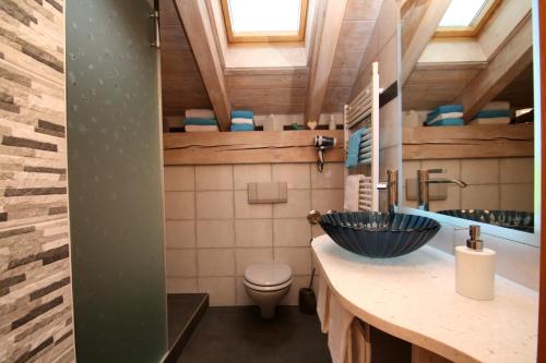 ガルミッシュ・パルテンキルヒェンにあるApartment Leonieのバスルーム(洗面台、トイレ付)