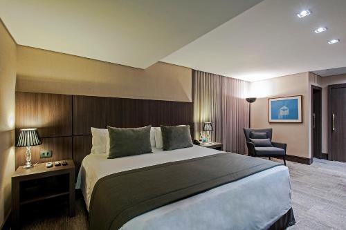 Ένα ή περισσότερα κρεβάτια σε δωμάτιο στο Slaviero Curitiba Centro