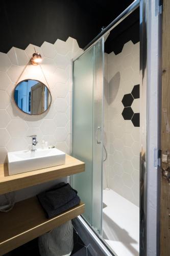 une salle de bain avec un lavabo et une douche dans l'établissement Doyenné Vieux Lyon, à Lyon