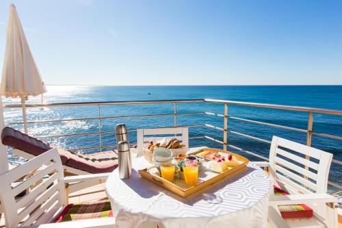 a table with a tray of food on a cruise ship at Casa d'Arriba in Atouguia da Baleia