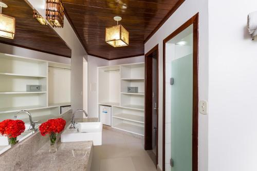 a bathroom with a sink and a mirror at Arraial Bangalô Praia Hotel in Arraial d'Ajuda