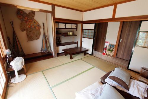 uma sala de estar com um sofá e uma mesa em Midorian em Nikko