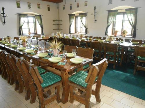 Reštaurácia alebo iné gastronomické zariadenie v ubytovaní Penzion Kelt