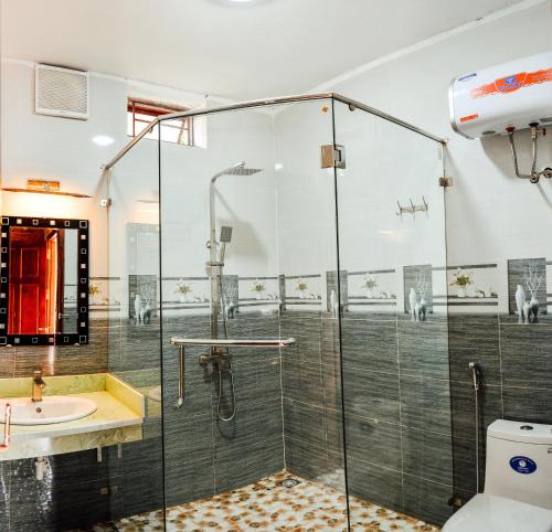 a bathroom with a shower and a toilet and a sink at Ninh Binh Friendly Homestay in Ninh Binh